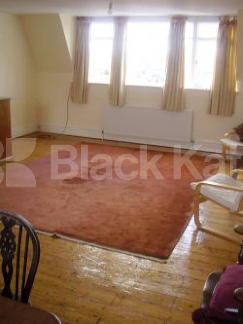 			NEW ON!, 4 Bedroom, 1 bath, 1 reception Flat			 Ledbury Road, NOTTING HILL W11